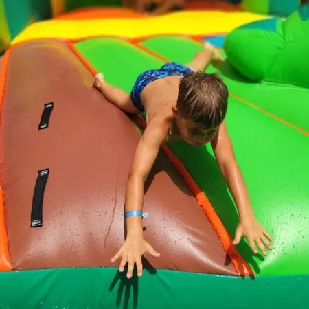 Kemping Mobil Pour 6 Personnes Avec Terrasse - Api-1-52-640 Limeuil